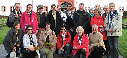 14.Stadtspaziergang (Bild: Wandergruppe vor dem Schloss)