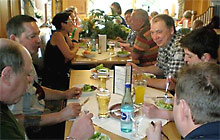 Osterfreizeit 2009, Seite 2 (Bild: Abendessen in der Waldeslust)