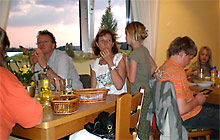  Osterfreizeit 2009, Seite 2 (Bild: Abend im Lokal)