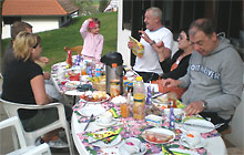 Osterfreizeit 2009, Seite 2 (Bild: Besuch beim Frühstück)