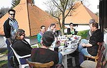 Osterfreizeit 2009 (Bild: Sonne genießen beim Frühstück)