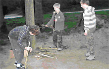 Osterfreizeit 2009 (Bild: Jungs sammeln Holz)