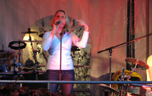 Männerseminar 2010 (Bild: Sängerin auf dem Weinfest)
